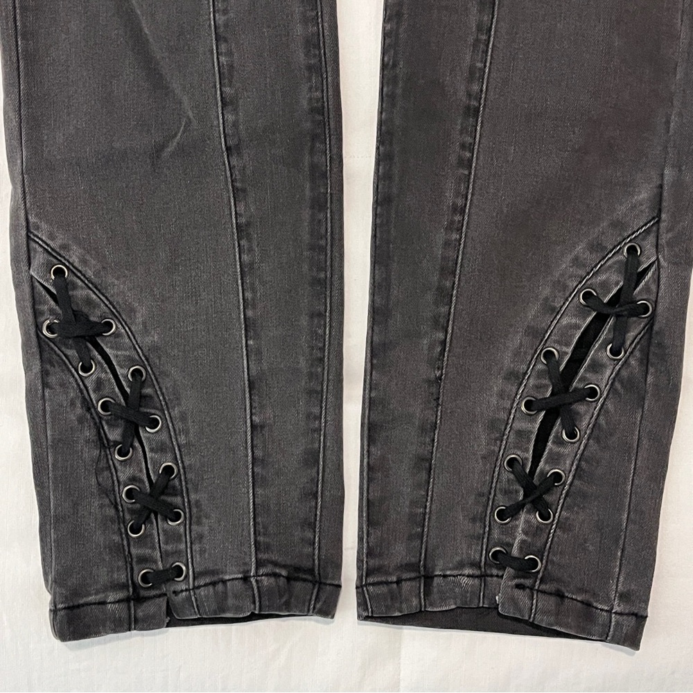 Bebe skinny jeans with tie cuff details in EUC, so cool!